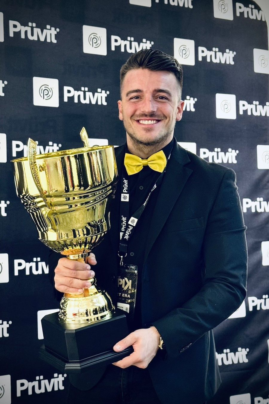 Gianluca Cappiello con la coppa di Ambassador