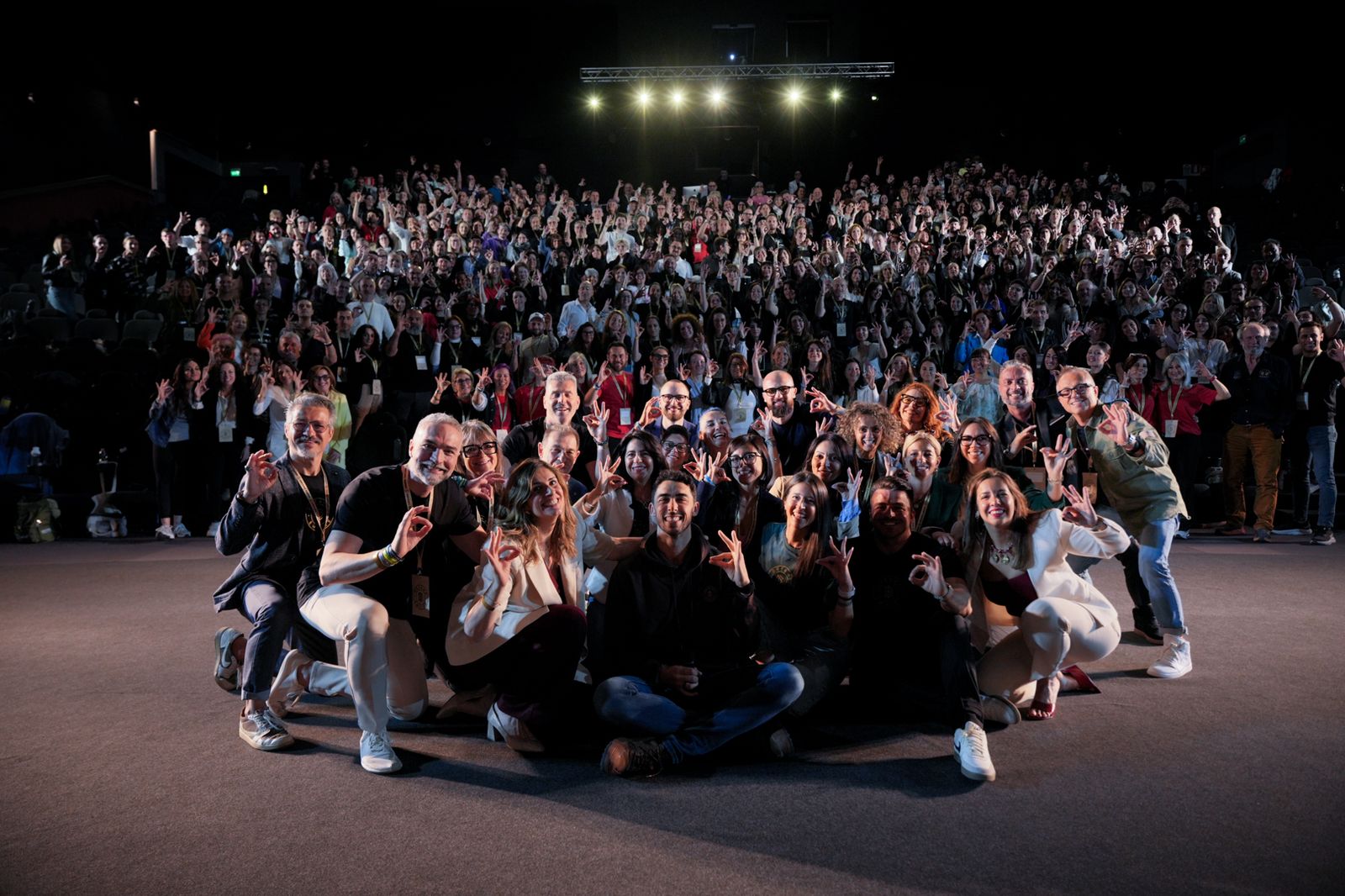 Foto di gruppo in teatro