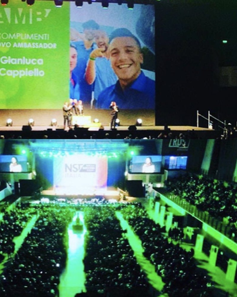 Gianluca Cappiello sul palco con un libro